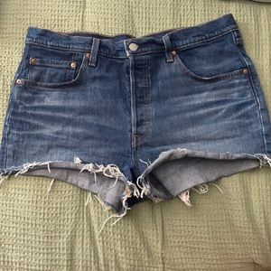 Jean Levi’s 501 Distressed Shorts